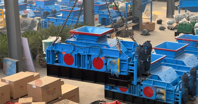 華盛銘液壓對輥機(jī)適合鵝卵石制砂，設(shè)備型號齊全可參考